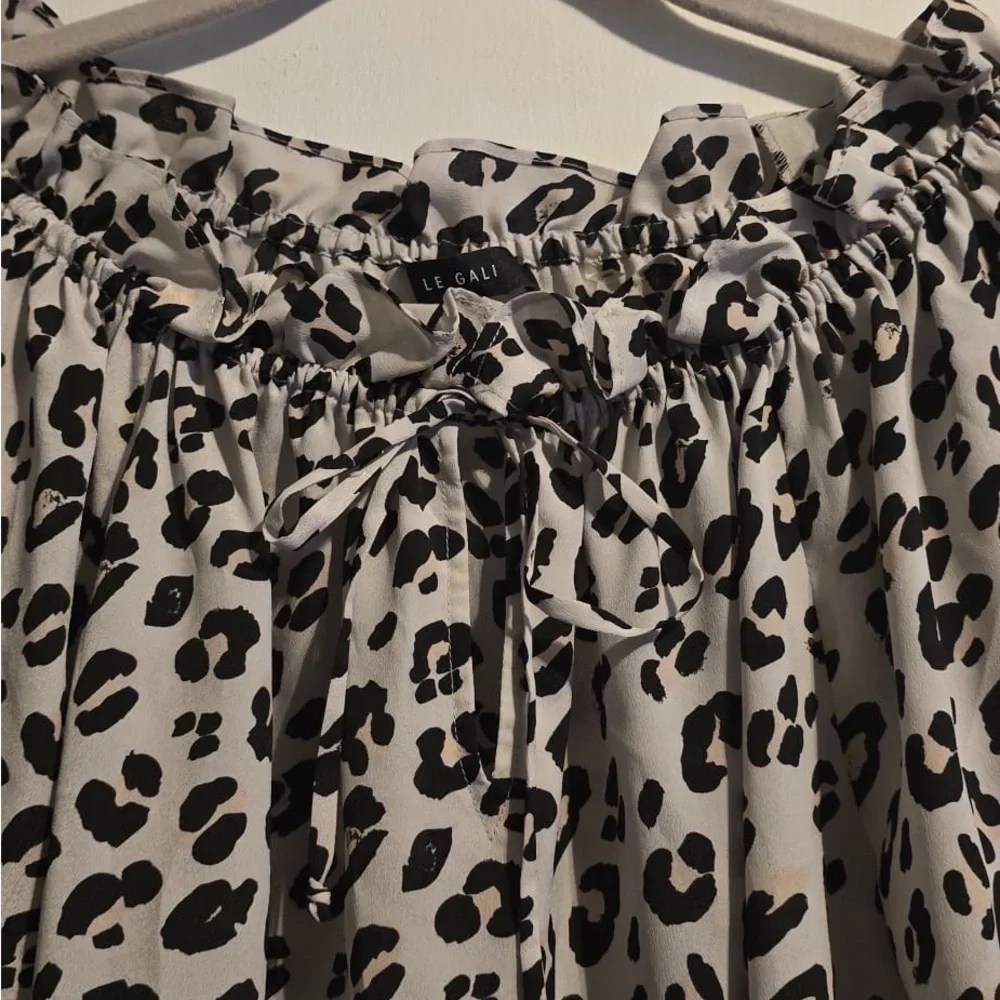 Elegant Black and White Leopard Blouse with Lace Trim - Picture 5 of 15